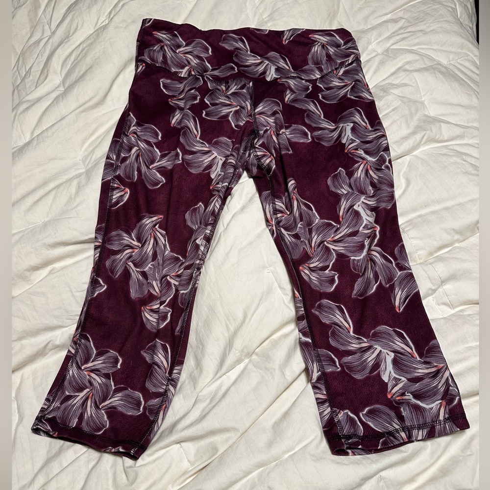 Women’s Maroon Floral Cropped Leggings